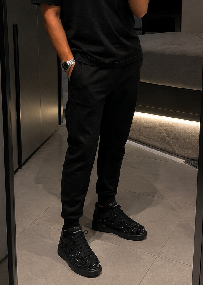 Cliente usando McQueen Crystal Black